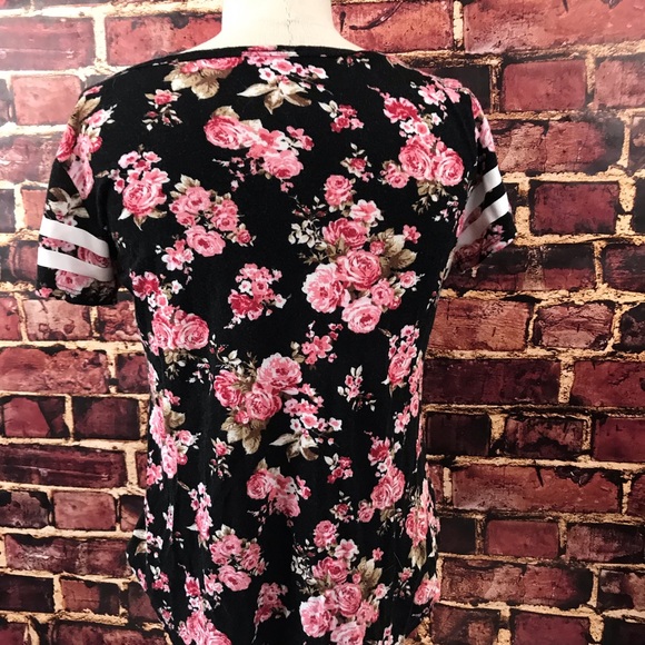 Free Kisses Women’s Size Medium t-Shirt Floral Top - Picture 3 of 5